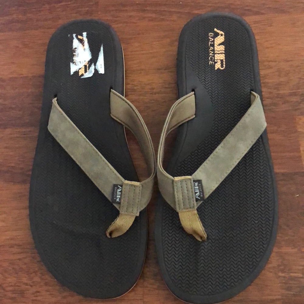 Brand new never worn men’s flip flops
